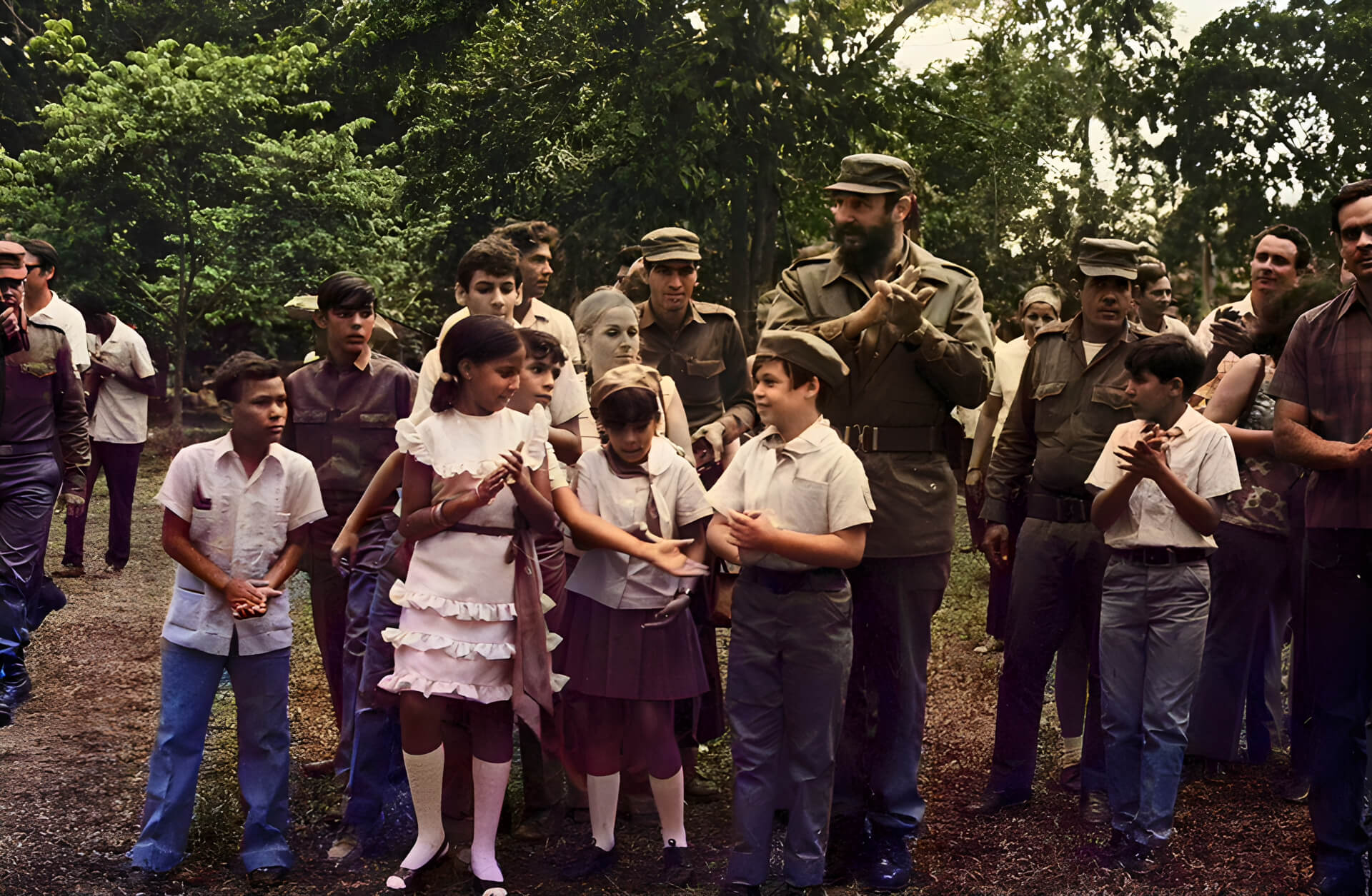 Fidel Castro z pionierami w Parque Lenin rok 1974 kolor