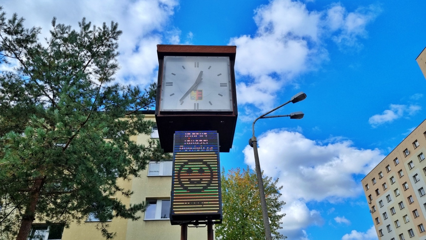 Hajducki Big Ben został oszpecony? Ledowy wyświetlacz zakrył herb miasta na zegarze