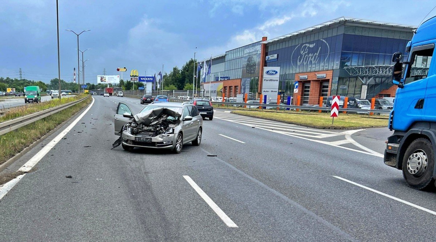 Mogło się skończyć tragicznie. Niebezpieczna kolizja na DTŚ w Chorzowie