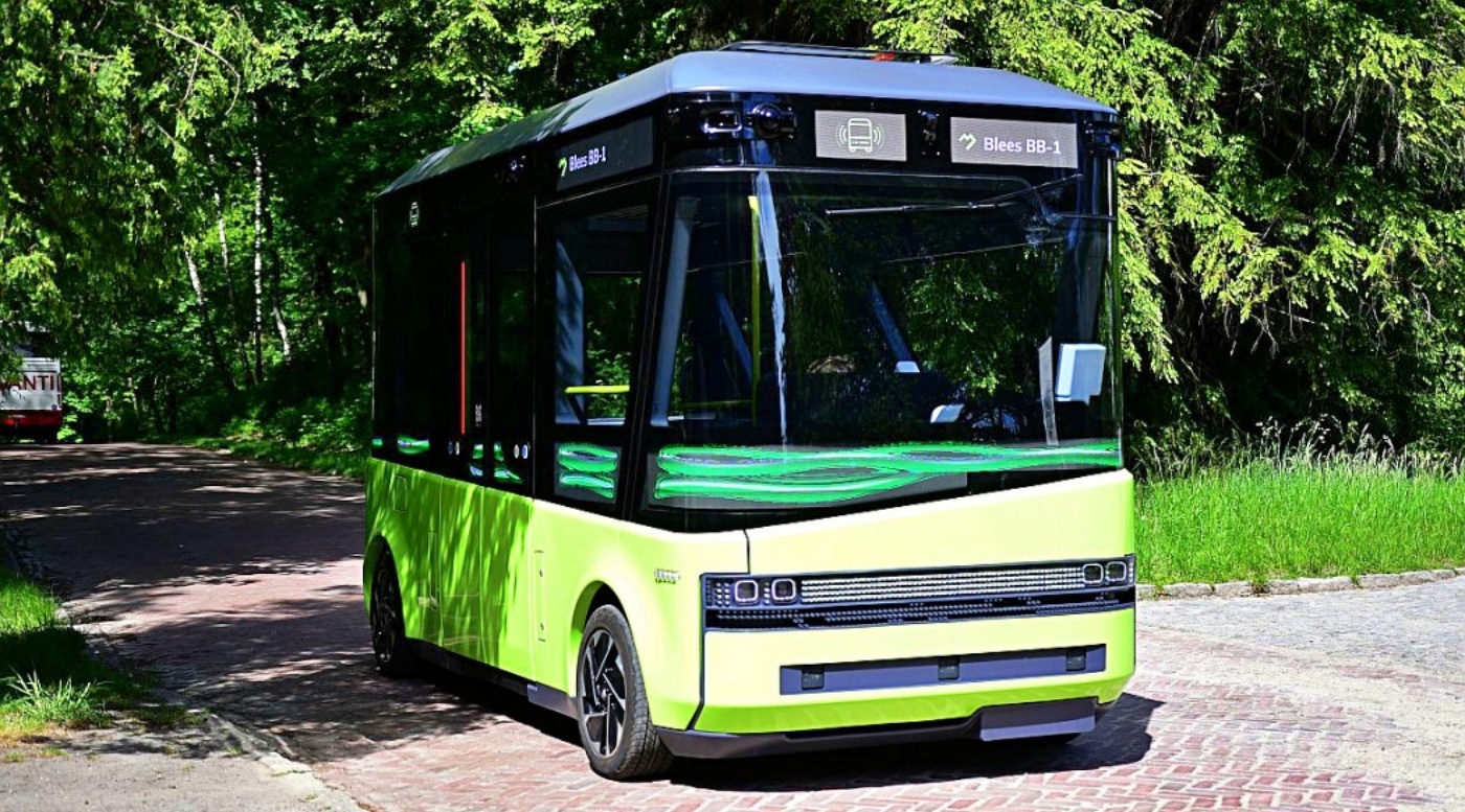 Autonomiczny minibus przewozi pasażerów po Parku Śląskim